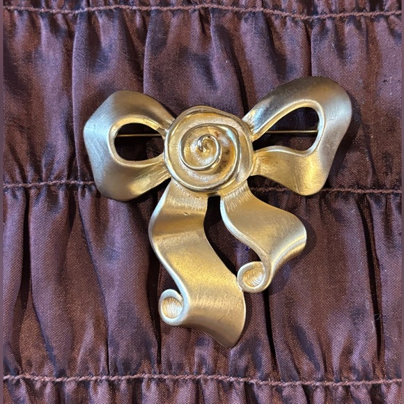 Vtg Givenchy Ribbon/ Bow Gold Brooch🎀 - Picture 2 of 8